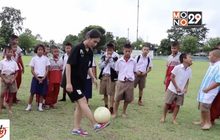 ครูสาวโชว์ลีลาเดาะบอล