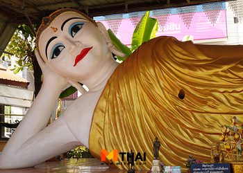 กราบพระพุทธไสยาสน์ พระธาตุอินทร์แขวนจำลอง วัดโพธิ์ชัย สกลนคร