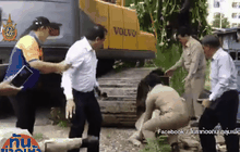 ระทึก! นายกเทศมนตรีคลองหลวง ถูกแบคโฮถอยทับข้อเท้า