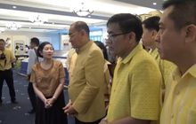 ชาวประจวบฯ เข้าชมนิทรรศการ สืบราชสันตติวงศ์ฯ