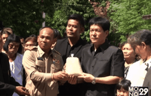 ชาวบ้าน จ.สุรินทร์ บริจาคข้าวให้โรงทานท้องสนามหลวง