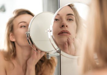 เช็กพฤติกรรมที่อาจทำร้ายผิวโดยไม่รู้ตัว ! ทำไมยิ่งดูแล แต่ยังเจอปัญหาผิวแพ้ง่าย?