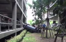 คนขับรถเก๋งเข้าเกียร์พลาดตกอาคารจอดบาดเจ็บ