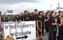 ประชาชนหลั่งไหลเข้าสักการะพระบรมศพไม่ขาดสาย