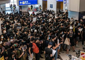 15 ส.ค. สนามบินฮ่องกงกลับคืนสู่สภาวะปกติ แนะผู้โดยสารเผื่อเวลา 3 ชม.!