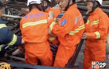 ชายชาวจีนถูกป้ายโฆษณาล้มทับ