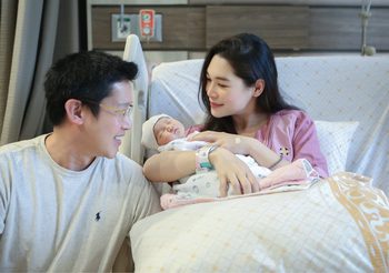 คุณแม่ป้ายแดง “ ปอ ณฐมน”  พิธีกร นักแสดง และอดีตนักร้องวงแจมป์  คลอดลูกสาว “พิพพราว” เมื่อวันที่ 1 พฤษภาคม 2022 เวลา 11.11 น.  สุดปลื้ม ถอดแบบคุณพ่อมาเป๊ะ