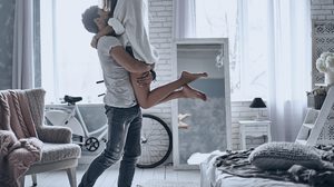 เจอแล้วกอดไว้ให้แน่น 8 สัญญาณรักแท้ ที่บอกว่าแฟนหนุ่มรักคุณมาก