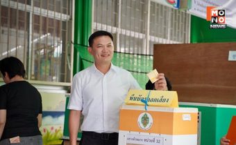 ดร.เอ้ เดินทางมาใช้สิทธิ์เลือกตั้งที่ พร้อมด้วยครอบครัว