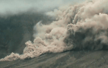 ภูเขาไฟราอุงในอินโดนีเซียพ่นเถ้าถ่าน