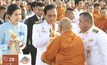 นายกฯ นำตักบาตรถวายเป็นพระราชกุศล