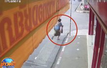 สาวแขนพิการพาลูกวิ่งราวทอง