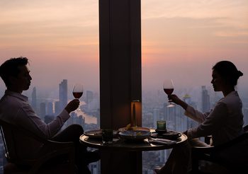 ฉลองเทศกาลแห่งความรักปีนี้ที่ มหานคร แบงค็อก สกายบาร์ กับดินเนอร์หรู 2 สไตล์ “Love at First Bite” และ “A Romantic Escapade” บนห้องอาหารที่สูงที่สุดในประเทศไทย