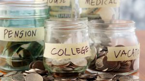 ออมเงินกันเถอะ!! วิธีจัดสรรเงินออม ด้วย กระปุก 4 ใบ