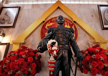 พสกนิกรหลั่งไหลรำลึก 103 ปี “วันอาภากร” ร่วมพิธีบวงสรวงและรำถวายมือสุดสมพระเกียรติ ณ หาดทรายรี ชุมพร