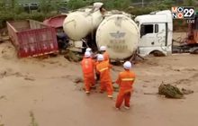น้ำท่วมพัดรถบรรทุกในจีน