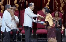 ปธน.ฟิลิปปินส์มอบรางวัลแมกไซไซ