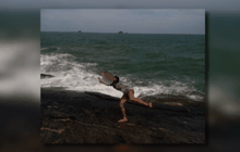 หนุ่มถ่ายรูปเพลินพลัดตกโขดหินจมทะเลเสียชีวิต