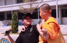 นาทีชุลมุน! พระวัดธรรมกาย ตบกล้องล็อกคอดีเอสไอ สาว