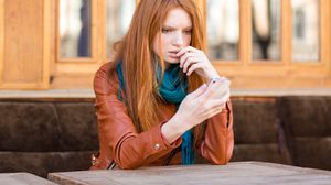 สาวโสดระวัง! 4 สัญญาณเตือนที่บอกว่า เขาไม่คุยกับคุณแค่คนเดียว