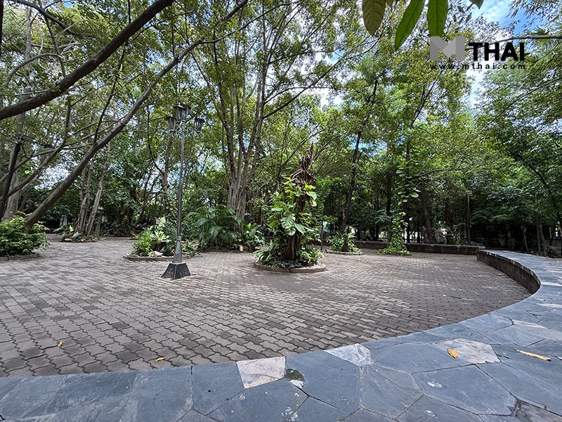 ลานหินโค้ง