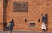 สาวจีนถ่ายรูปตีลังกาคู่กำแพงเมือง เชียงใหม่