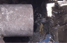 ชาวบ้านเดือดร้อนจากกลิ่นน้ำมันรั่วซึมในท่อระบายน้ำ