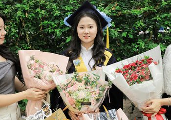 ทริกเลือกช่อดอกไม้รับปริญญา ถ่ายรูปสวย ความหมายดี เข้ากับสไตล์บัณฑิต!