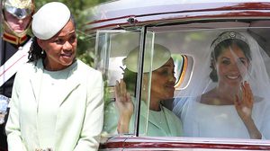 ดอเรีย แร็กแลนด์ แม่ผิวสี เมแกน มาร์เคิล สวมชุด Oscar de la Renta สื่อเปรียบสวยดั่งราชนิกุล