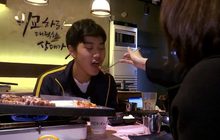 ชาวเกาหลีใต้กินหมูสามชั้นย่างสู้ปัญหาฝุ่นควัน