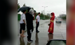 คู่รักชาวจีนฝ่าฝนจัดพิธีแต่งงาน