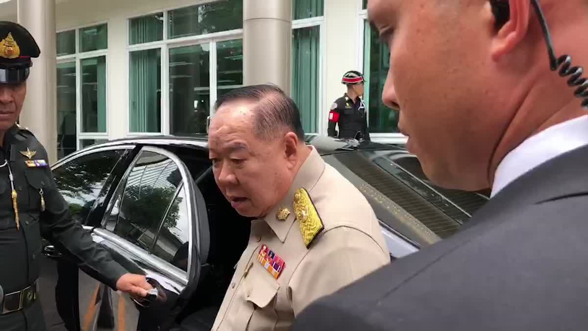 'ประวิตร'  ย้ำสารวัตรหนุ่ย อยู่ระหว่างถูกพักราชการ หลังพบภาพร่วมเฟรม 'ทักษิณ'