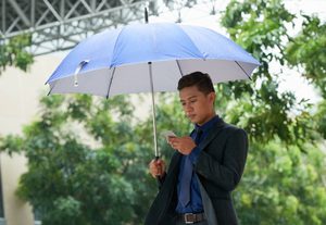 สั่งทำร่มเลือกแบบไหนให้ตอบโจทย์? รวมทุกเรื่องน่ารู้ของร่มแต่ละชนิด