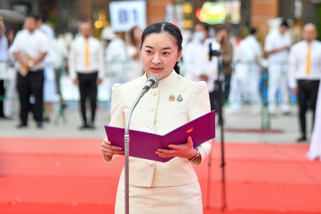 พ่อเมืองแจัดตักบาตรพระหมื่น ทำบุญเมือง 557 ปี