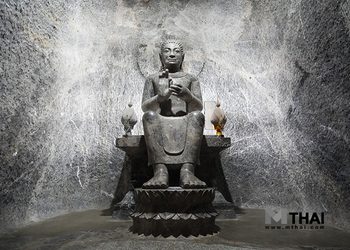 กราบพระนั่งเมืองแก้ว วัดป่าพุทธาราม พระพุทธรูปหินแกะสลักลอยตัวติดถ้ำแห่งแรกของไทย