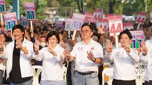 “พรรคโอกาสใหม่” ปราศรัยดินแดง ชูสโลแกน ‘มีเราไม่มีมืด’ เมืองสว่างไสว-ปลอดภัย-โปร่งใส ยกระดับคุณภาพชีวิตชาว กทม. ลั่นแก้ฝุ่น-น้ำท่วม ตรงปก รู้จริง ทำจริง