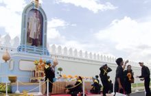 ประชาชนทยอยถวายสักการะพระบรมฉายาลักษณ์