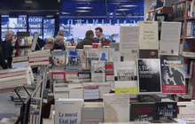 ชาวปารีสอ่านนิยายอเมริกันเพื่อฟื้นฟูจิตใจ