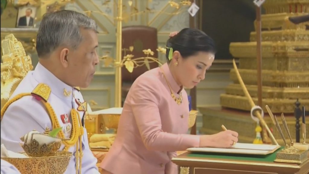 สมเด็จพระราชินีทรงลงพระนามาภิไธยในสมุดทะเบียนราชาภิเษกสมรส