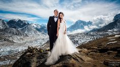 สุดเอ็กซ์ตรีม!! คู่บ่าวสาว จับมือไต่เขาเอเวอเรสต์ จัดงานแต่งงาน แสนโรแมนติก ท้าทายความฟิต