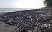 ขยะชายหาดบ้านกรูดเริ่มเน่าเหม็น จ.ประจวบคีรีขันธ์