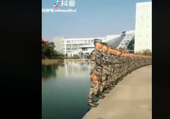 มากกว่าคำว่าเป๊ะ! คลิปนาทีทหารจีนซ้อมเข้าแถวริมสระน้ำ เป็นระเบียบจนต้องกดไลค์