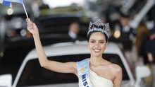 มงกุฎประวัติศาสตร์!! มหาชนคนไทยแห่รับขวัญ “โอปอล-สุชาตา” มิสเวิลด์คนแรกในรอบ 75 ปี แน่นสุวรรณภูมิ