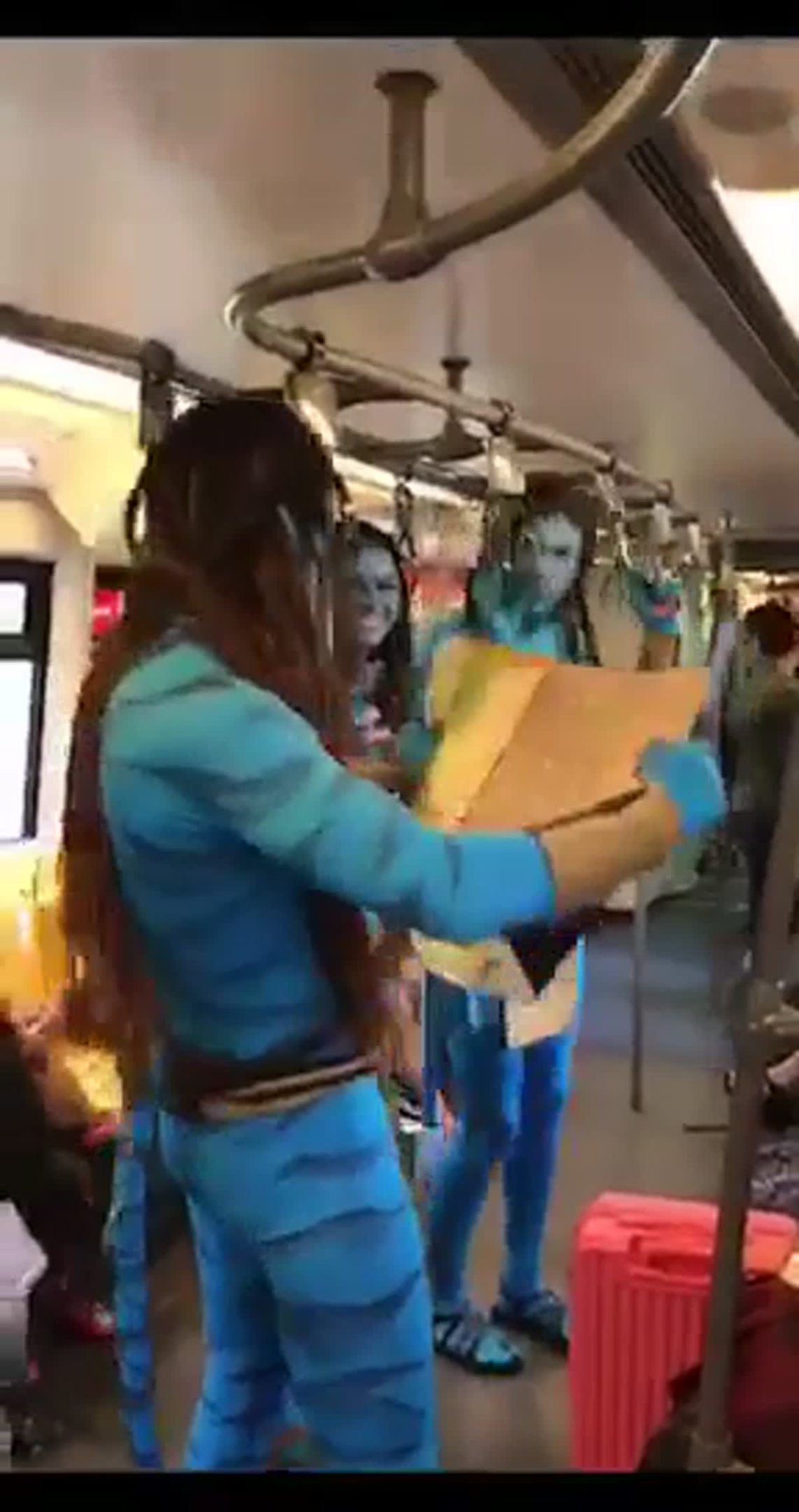 ชาวแพนโดราจาก Avatar ปรากฏตัวอยู่บนรถไฟฟ้า!!