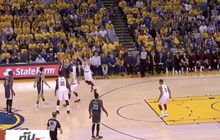 “เคอร์รี่” กดสามแต้มสถิติรอบชิง NBA นักรบนำแคฟส์ 2-0