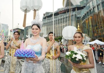 เบ็คกี้ รีเบคก้า สวยสง่าจับตา! ในชุดไทยประยุกต์สุดอลังการ ร่วมงานลอยกระทงสุดยิ่งใหญ่ที่ไอคอนสยาม