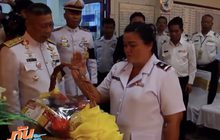 ร.10 พระราชทานตะกร้าสิ่งของ ให้กระเป๋ารถเมล์เก็บเงินล้าน 