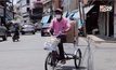 พ่อครัวร้านอาหารปั่นสามล้อปันสุขให้ชาวบ้าน