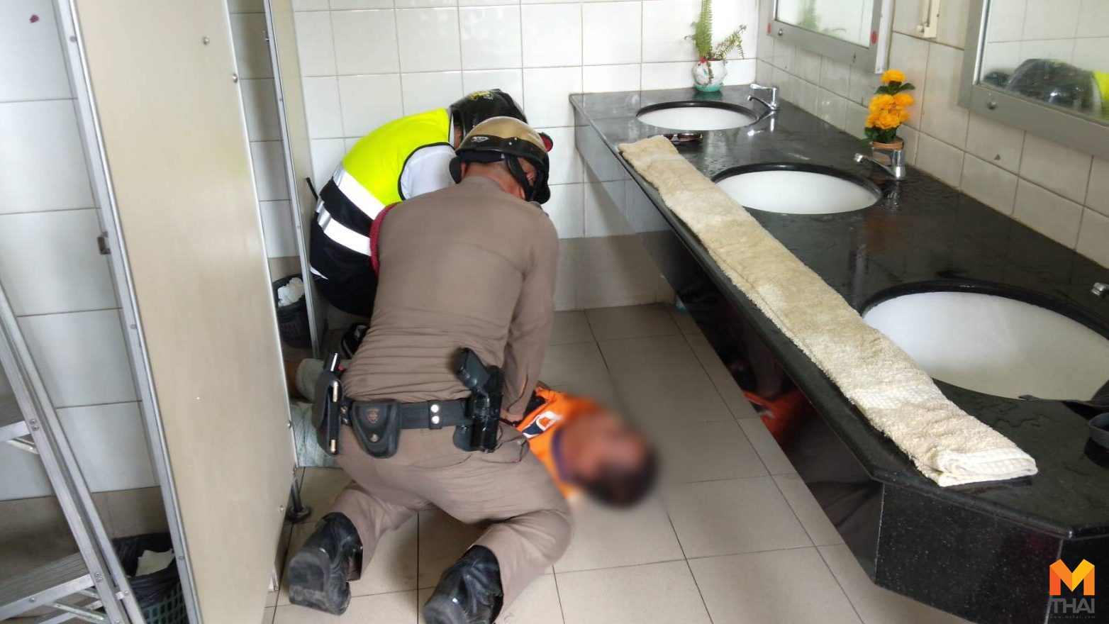 ชื่นชม!! ตำรวจเมืองพัทยา ปั้มหัวใจช่วยชีวิตคนหมดสติในห้องน้ำ
