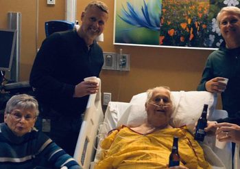 ปู่ชาวอเมริกัน เลือกดื่มเบียร์กับครอบครัว ในวันสุดท้ายของชีวิต